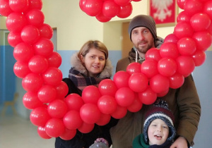 rodzina w sercu z czerwonych balonów